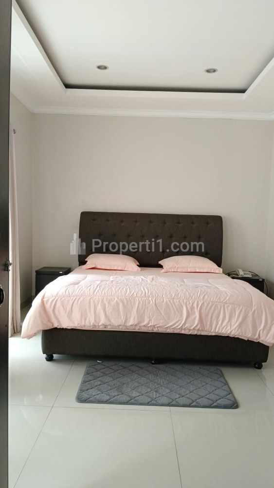 Sewa Rumah 3 Lantai di Cilandak Barat Jakarta Selatan, Ada Kolam Renang - 3 Kamar Tidur Full Furnished