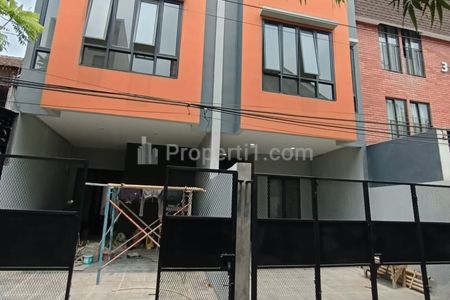 Dijual Rumah Minimalis Modern 3 Lantai Siap Huni di Kebayoran Lama Jakarta Selatan