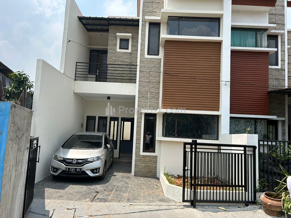 Dijual Rumah strategis langsung pemilik di Jl.Jatimakmur Jatiasih Bekasi
