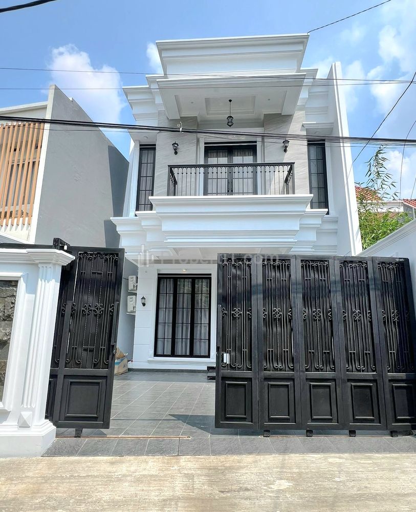 Dijual Rumah Baru di Jatipadang Jakarta Selatan, Classic Modern Bebas Banjir 2 Lantai