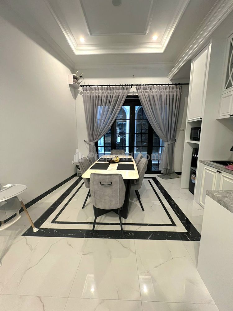 Dijual Rumah Baru di Jatipadang Jakarta Selatan, Classic Modern Bebas Banjir 2 Lantai