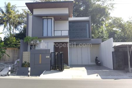 Dijual Rumah Mewah Baru Modern Full Furnish di Jl. Kaliurang Km 9 Sleman Yogyakarta