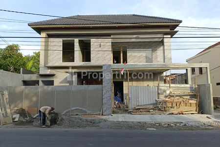 Dijual Rumah Mewah Baru Modern Kolam Renang di Maguwoharjo Sleman Yogyakarta, Dekat Waterboom Jogja Bay