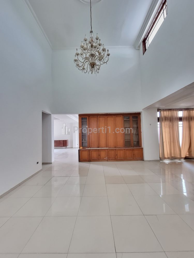 Disewakan Rumah Besar Luas 800m2, Bisa untuk Office - di Lokasi Premium Menteng, Jakarta Pusat