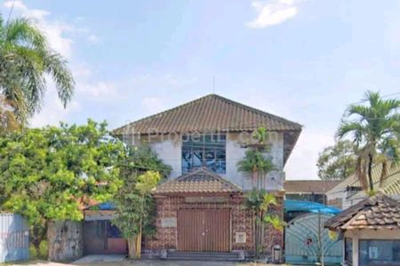 Dikontrakkan Segera Tempat Usaha (Gedung dan Tanah Luas) di Jalan Perintis Kemerdekaan Banyumanik Semarang, Cocok untuk Kantor Gudang dan Showroom