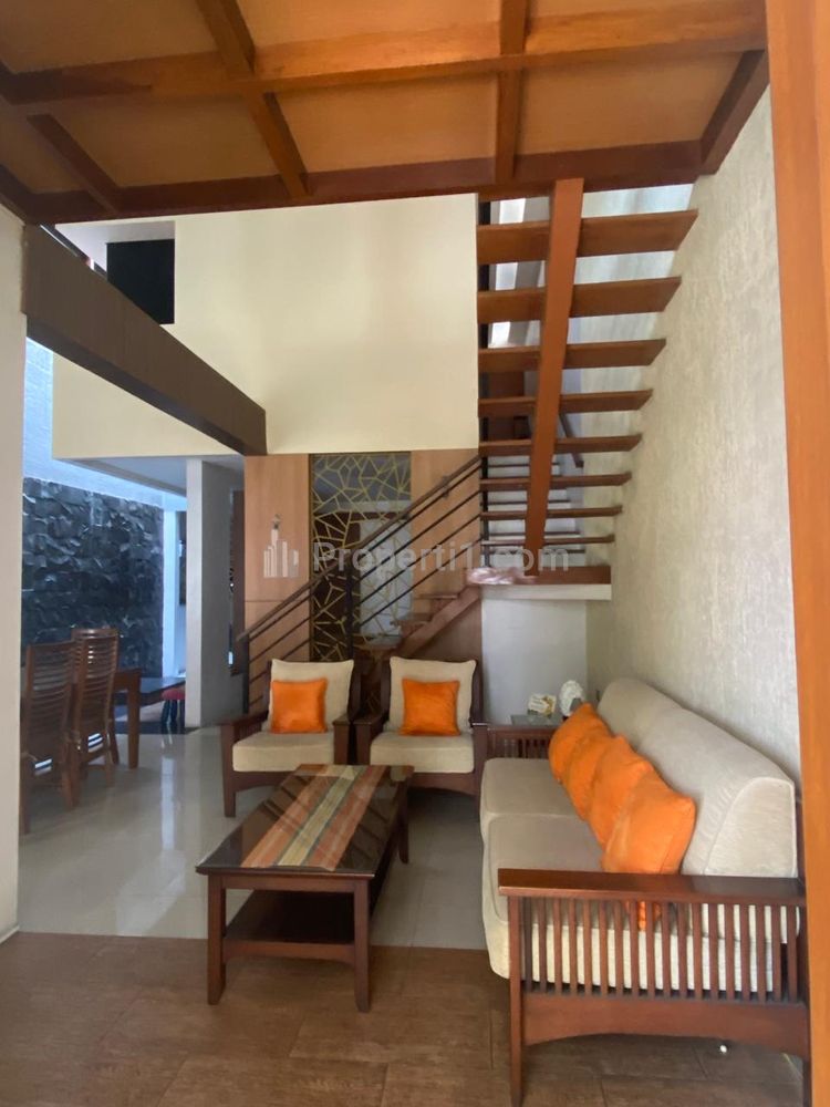 Jual Cepat Rumah 2 Lantai di Pondok Indah Jakarta Selatan, Jalan Depan Lebar, Rumah Siap Huni
