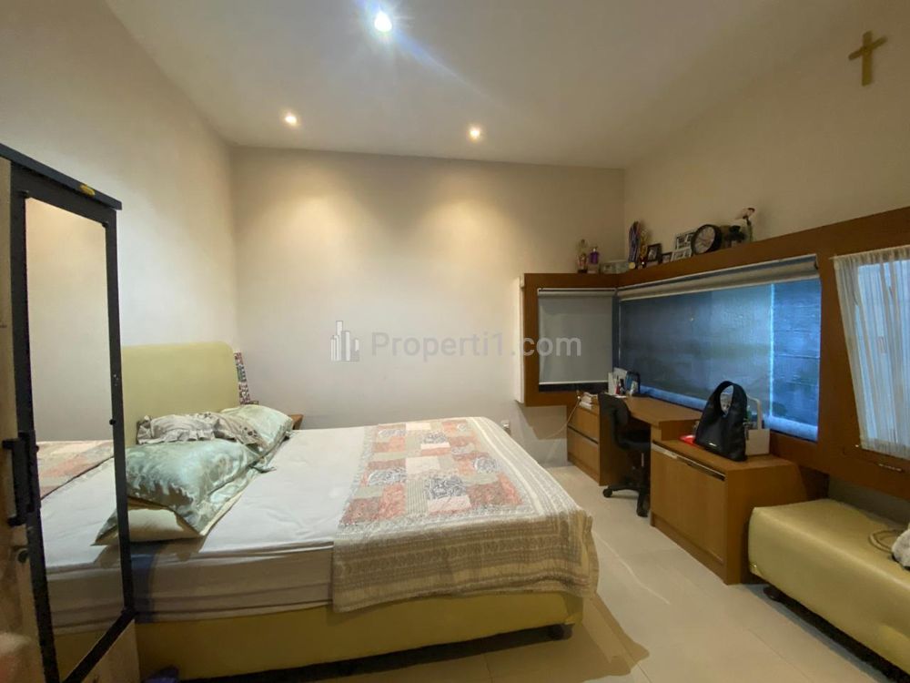 Jual Cepat Rumah 2 Lantai di Pondok Indah Jakarta Selatan, Jalan Depan Lebar, Rumah Siap Huni