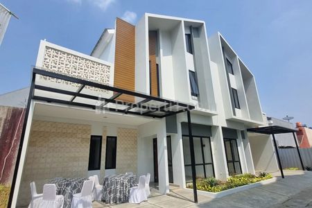 Dijual Rumah 2 Lantai Tipe 9 3 Kamar Tidur Sebelah Summarecon di Bekasi Utara Jawa Barat