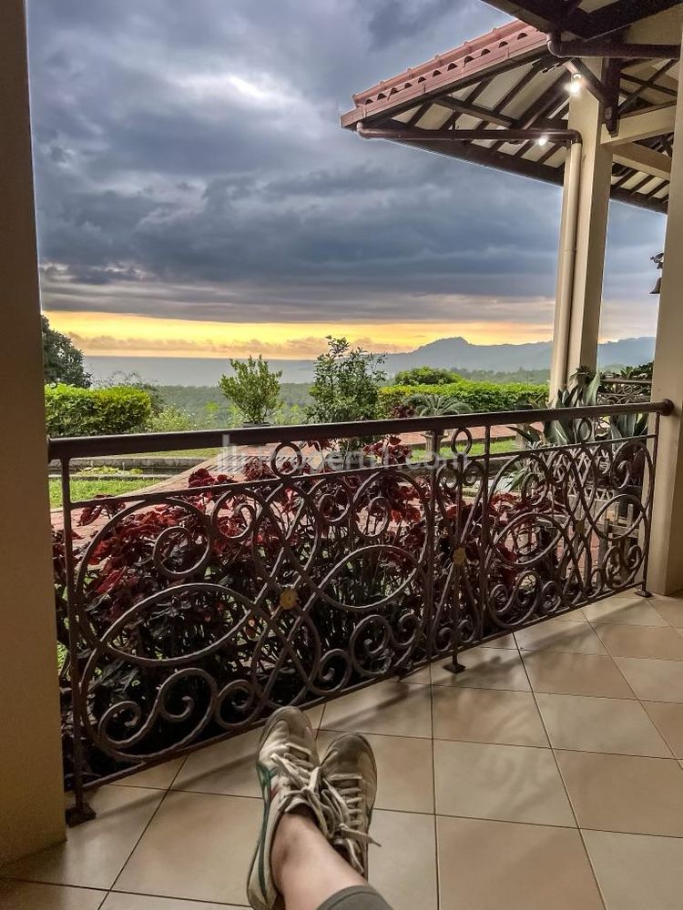 Jual Villa Kebun View Gunung dan Lautan ada 15 Hektar di Pelabuhanratu, Sukabumi