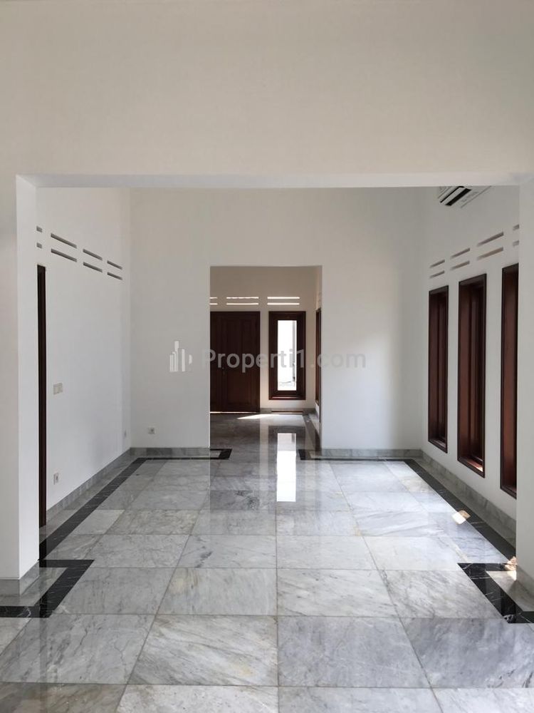 Jual Cepat Nego Rumah Siap Huni Strategis, Jalan Dua Arah di Menteng, Dekat Masjid Sunda Kelapa, Diponegoro, Mangunsarkoro, Suropati, Jakarta Pusat