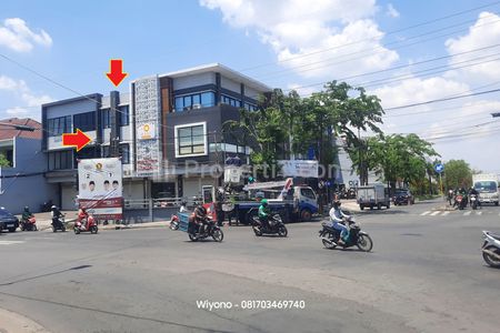 Disewakan Ruko Satelit Utara Surabaya Barat, Lahan Parkir Luas, Berseberangan dengan Xin Zhong School dan Gereja serta Dekat RS Mitra Keluarga Satelit