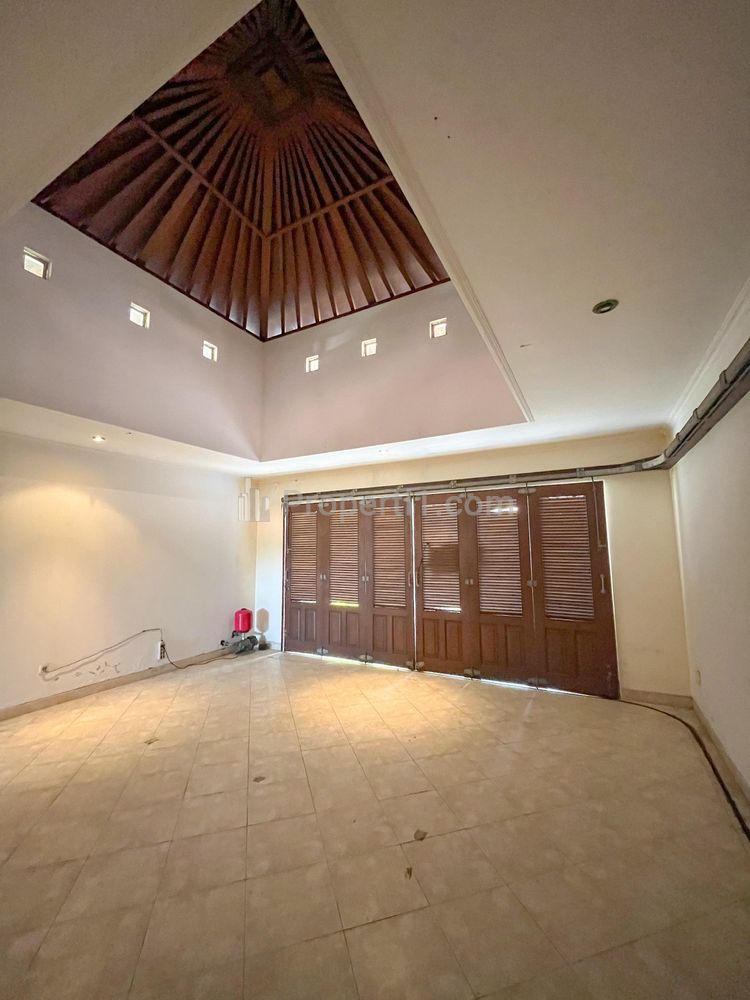 Dijual Villa Semi Furnish with Pool Siap Huni di Kuta Selatan, Badung, Bali