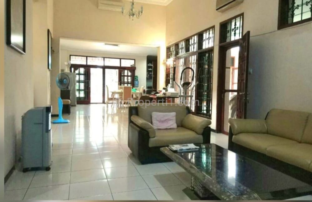 Dijual Rumah 560 m2 di Surabaya Pusat di Area Jalan Kusuma Bangsa - Carport Luas Masuk 12 Mobil - Row Jalan Lebar 5 Mobil - Cocok Buat Segala Usaha
