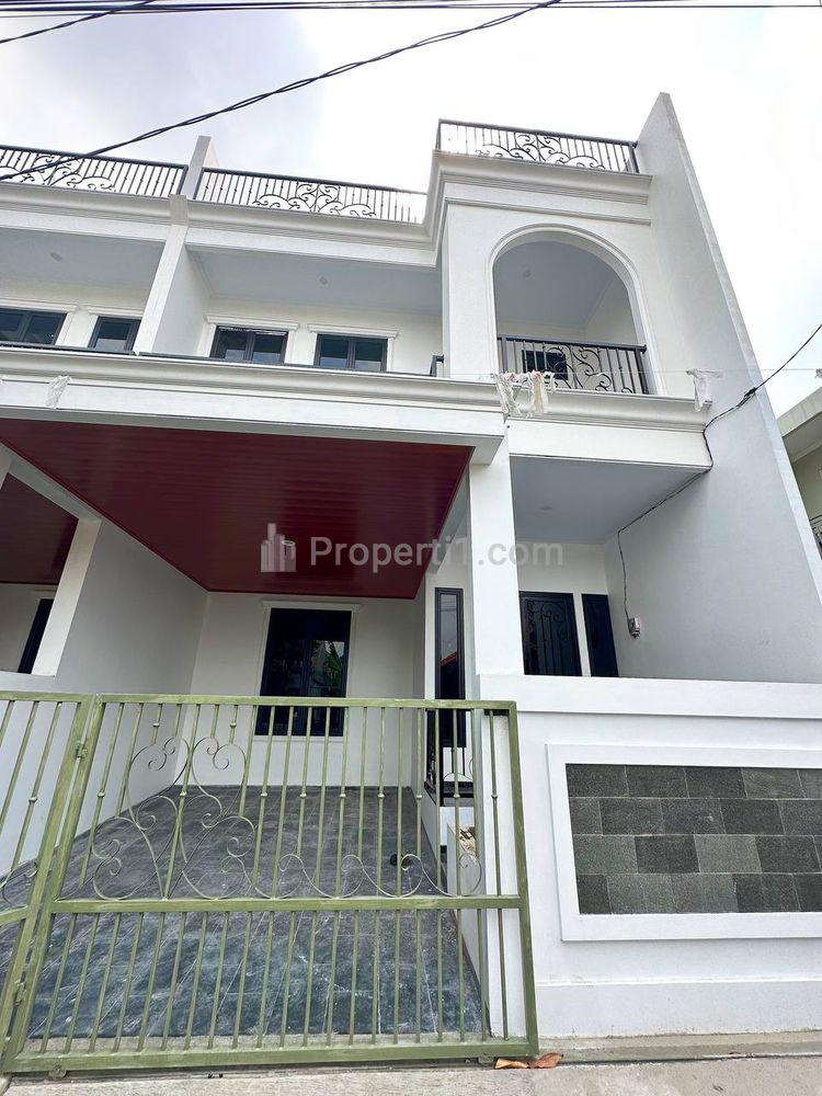 Jual Rumah Baru Desain Klasik Bonus Rooftop di Kalisari, Jakarta Timur