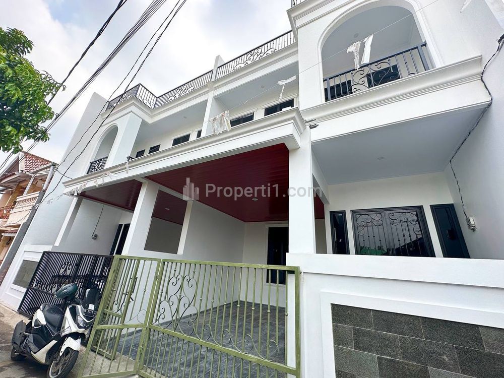 Jual Rumah Baru Desain Klasik Bonus Rooftop di Kalisari, Jakarta Timur