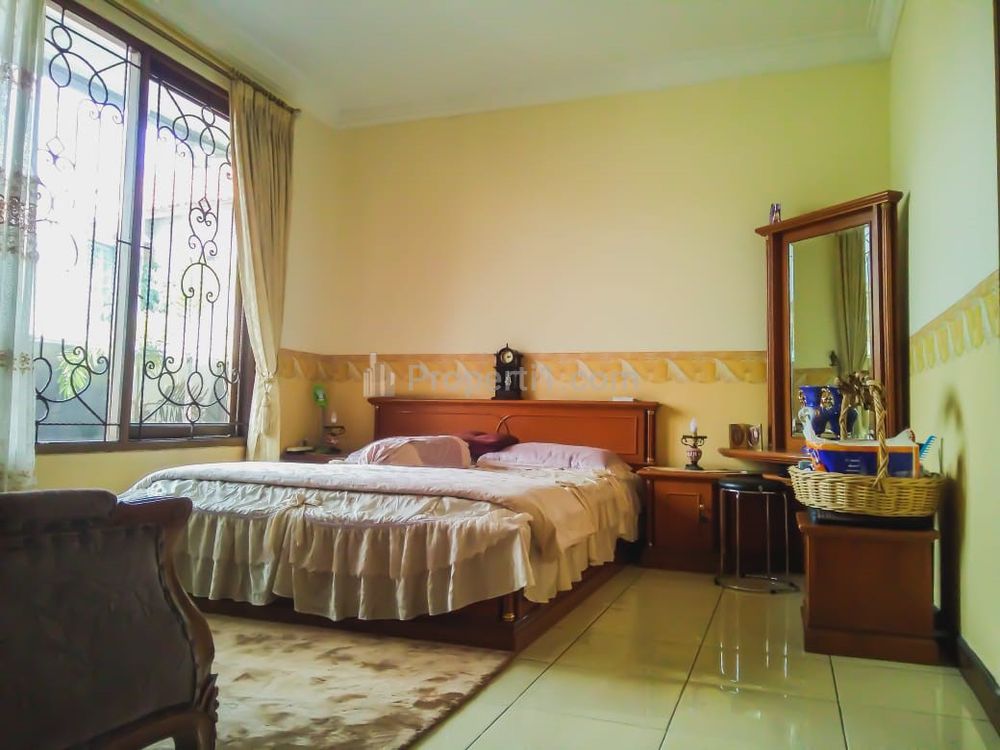 Dijual Rumah Dua Lantai dengan Indoor Swimming Pool di Dago Asri Bandung