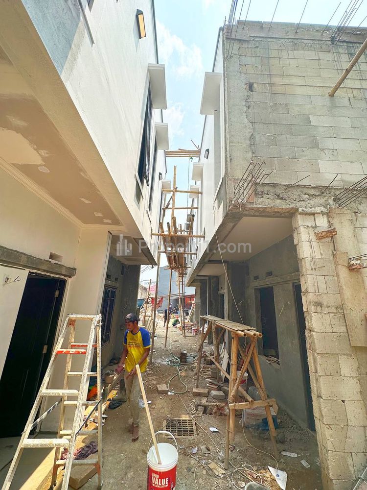 Jual Rumah Mungil 2 Lantai Dekat Pasar Kramat Jati di Jakarta Timur