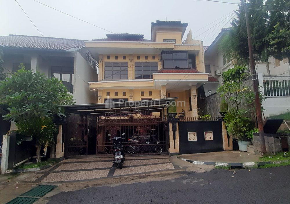 Dijual Rumah Dua Lantai dengan Indoor Swimming Pool di Dago Asri Bandung