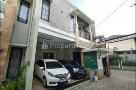 Sewa Rumah Modern Minimalis Tipe 3 Lantai Furnished di Jakarta Selatan