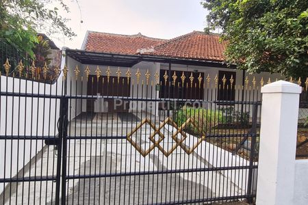 Dijual Rumah Asri Lokasi Ciwaringin Kota Bogor Halaman Rumah Terdapat Pohon Durian, Alpukat Mentega Dll