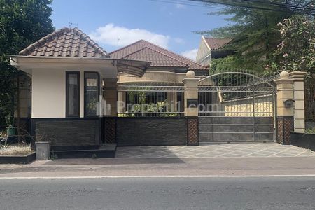 Jual Rumah Mewah Ada Kolam Renang di Pinggir Jalan Raya Palagan Km 6 Sleman Dekat Hyatt, YIS, UGM