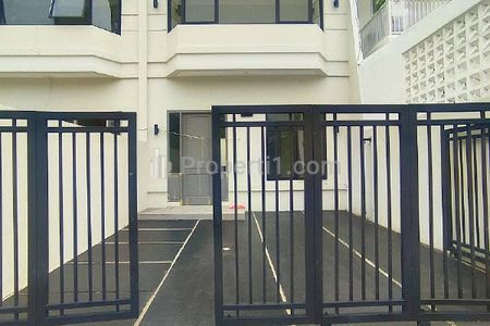 Dijual Rumah Baru 2 Lantai Gaya American Classic Lokasi Strategis di Cilodong Kota Depok