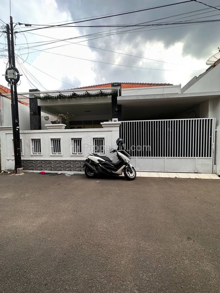Dijual Rumah Luas Nyaman Lokasi Strategis di Utan Kayu Jakarta Timur