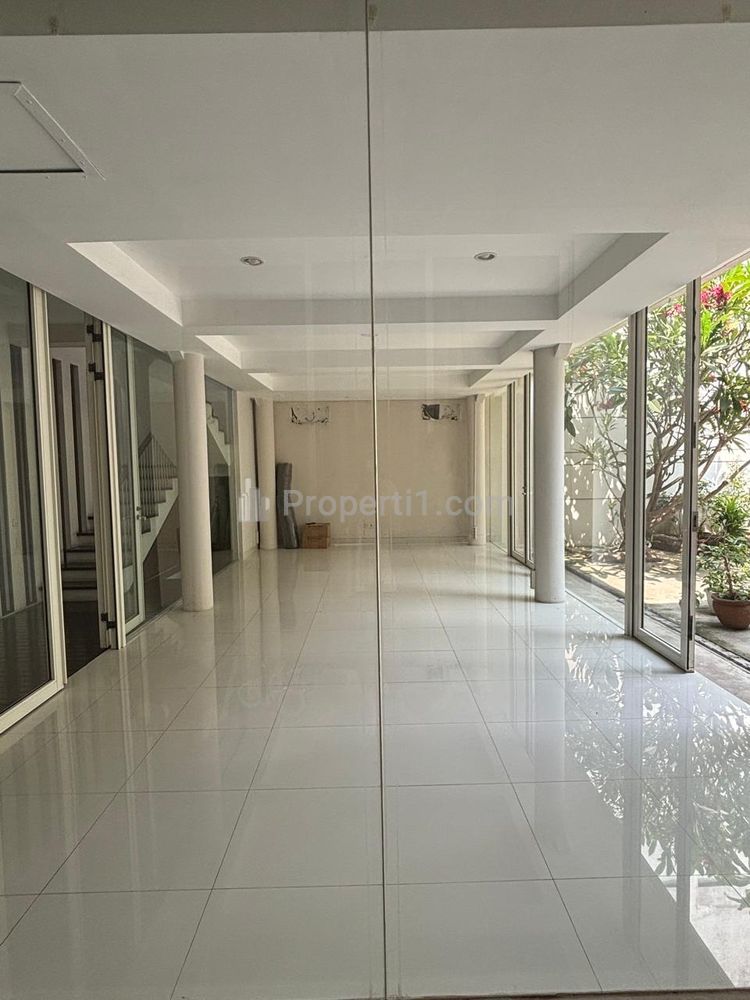 Jual Rumah Murah dan Luas di Graha Family Surabaya Blok Favourite Semi Furniture Dekat Pakuwon Indah, Citraland, Bukit Darmo Golf