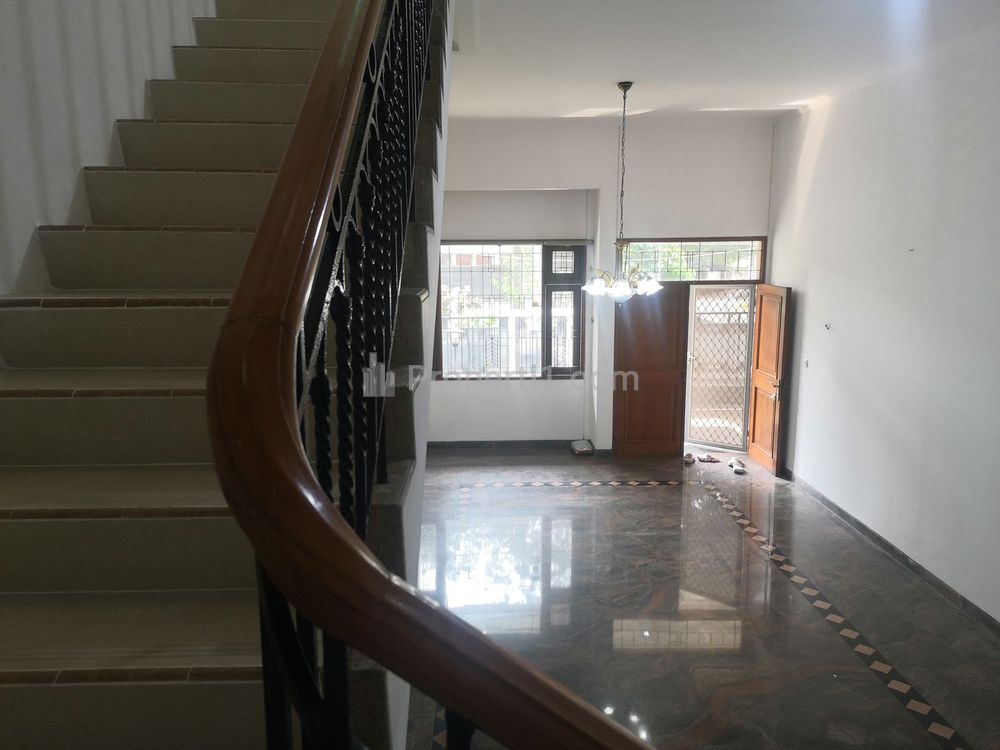 Disewakan Rumah Tanjung Duren Utara, 4+2BR, 2 lantai, Luas Tanah 141 m2
