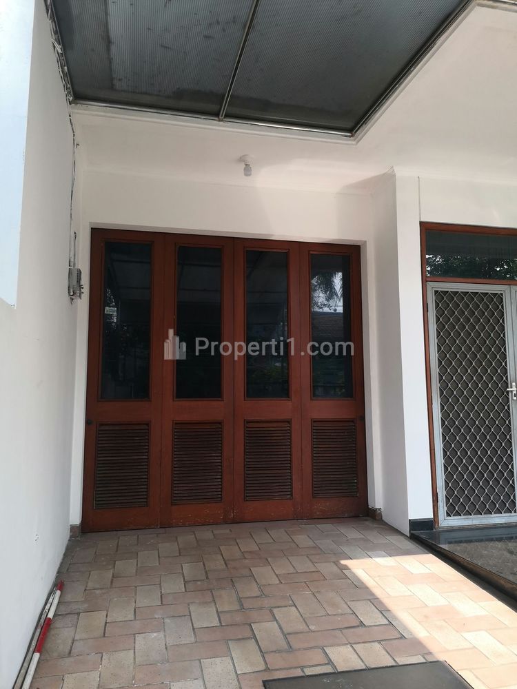 Disewakan Rumah Tanjung Duren Utara, 4+2BR, 2 lantai, Luas Tanah 141 m2