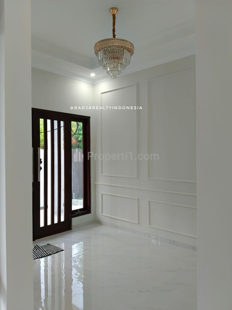 Jual Rumah Baru Mewah Modern Kolam Renang di Maguwoharjo Yogyakarta