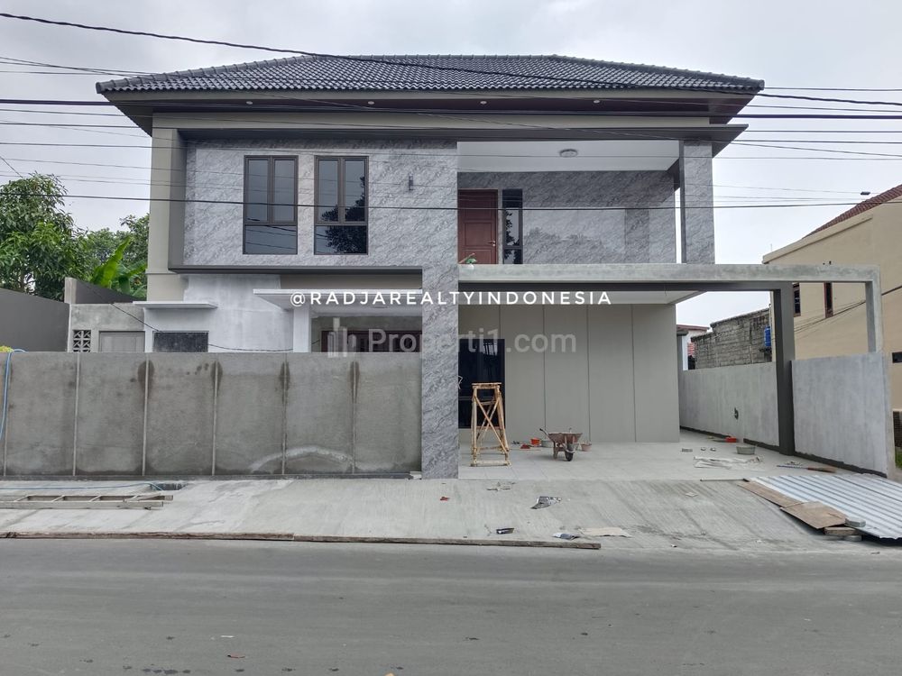 Jual Rumah Baru Mewah Modern Kolam Renang di Maguwoharjo Yogyakarta