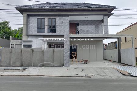 Jual Rumah Baru Mewah Modern Kolam Renang di Maguwoharjo Yogyakarta