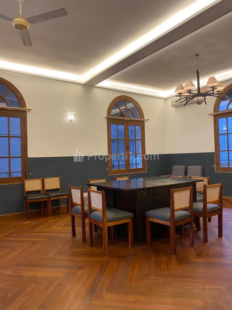 Jual Rumah Modern di Cilandak Timur, Pasar Minggu, Jakarta Selatan - 10 Kamar Tidur Furnished