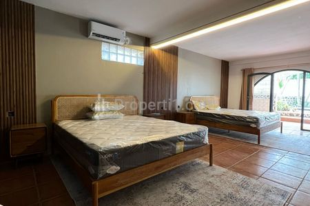 Jual Rumah Modern di Cilandak Timur, Pasar Minggu, Jakarta Selatan - 10 Kamar Tidur Furnished