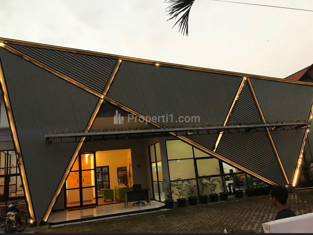 Dijual Rumah di Jl. Kapuas Surabaya Pusat - Parkiran LUAS +/- 12 Mobil - STRATEGIS Dekat Raya Darmo