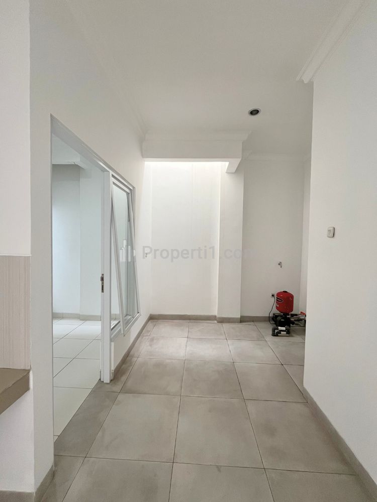 Dijual Rumah 3 Lantai + Private Lift + Rooftop di Mansion 8 Cilandak
