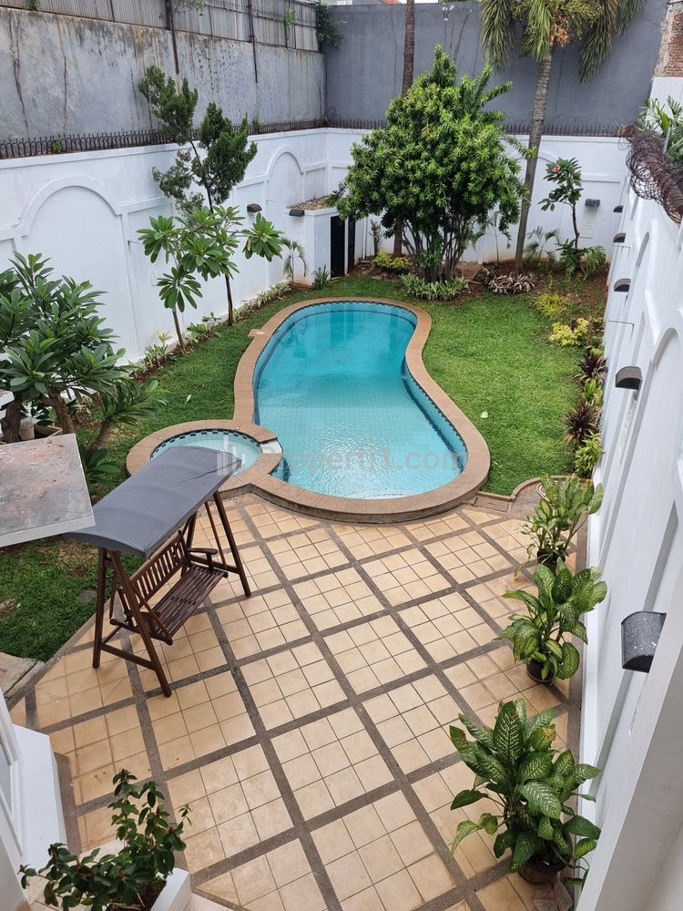 Jual Rumah di Kemang Jakarta Selatan Ada Kolam Renang - 5 Kamar Tidur Furnished SHM