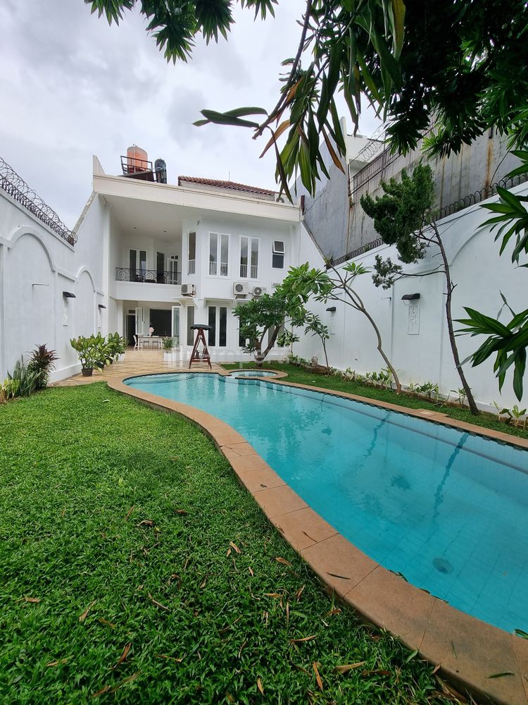 Jual Rumah di Kemang Jakarta Selatan Ada Kolam Renang - 5 Kamar Tidur Furnished SHM