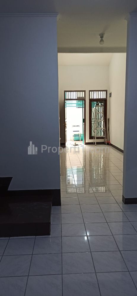 Dijual Rumah Semi Furnished Hadap Timur di Jelambar, Jakarta Barat