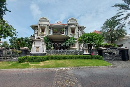 Dijual Rumah Graha Family - Graha Famili GOLF view - Private Kolam Renang + Full Furnished - Lantai MARMER - SPESIAL Row Jalan LEBAR 4 Mobil