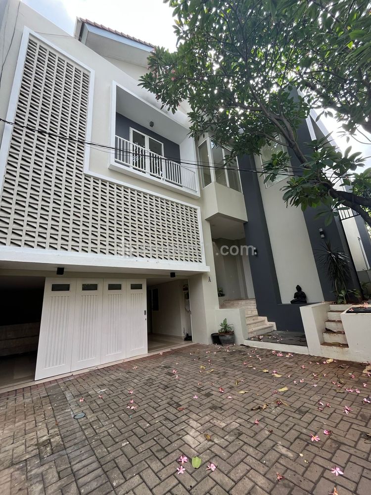 Disewakan Rumah Modern Minimalis dalam Compound, Private Pool - Lokasi Kemang, Jakarta Selatan