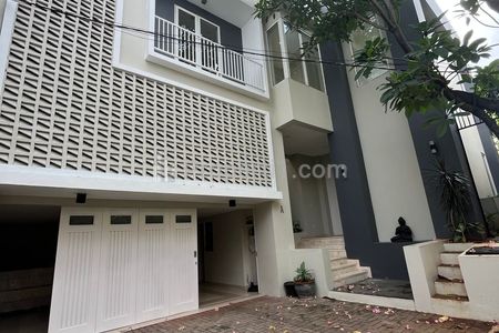 Disewakan Rumah Modern Minimalis dalam Compound, Private Pool - Lokasi Kemang, Jakarta Selatan