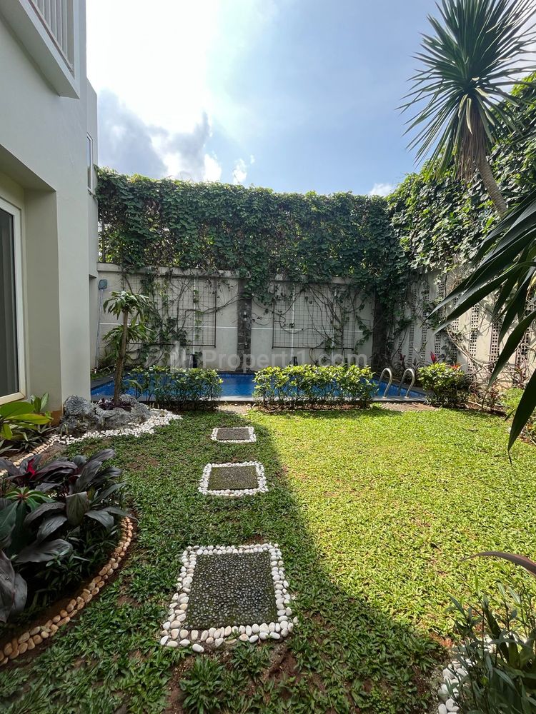Disewakan Rumah Modern Minimalis dalam Compound, Private Pool - Lokasi Kemang, Jakarta Selatan