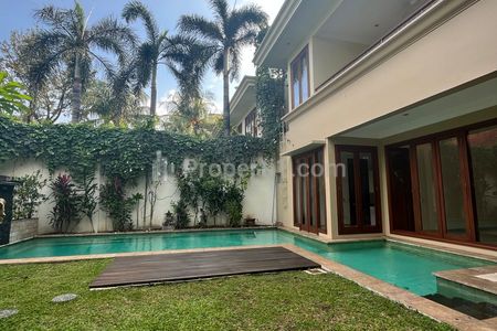 Disewakan Rumah dalam Compound dengan Garden & Pool, di Kemang Jakarta Selatan