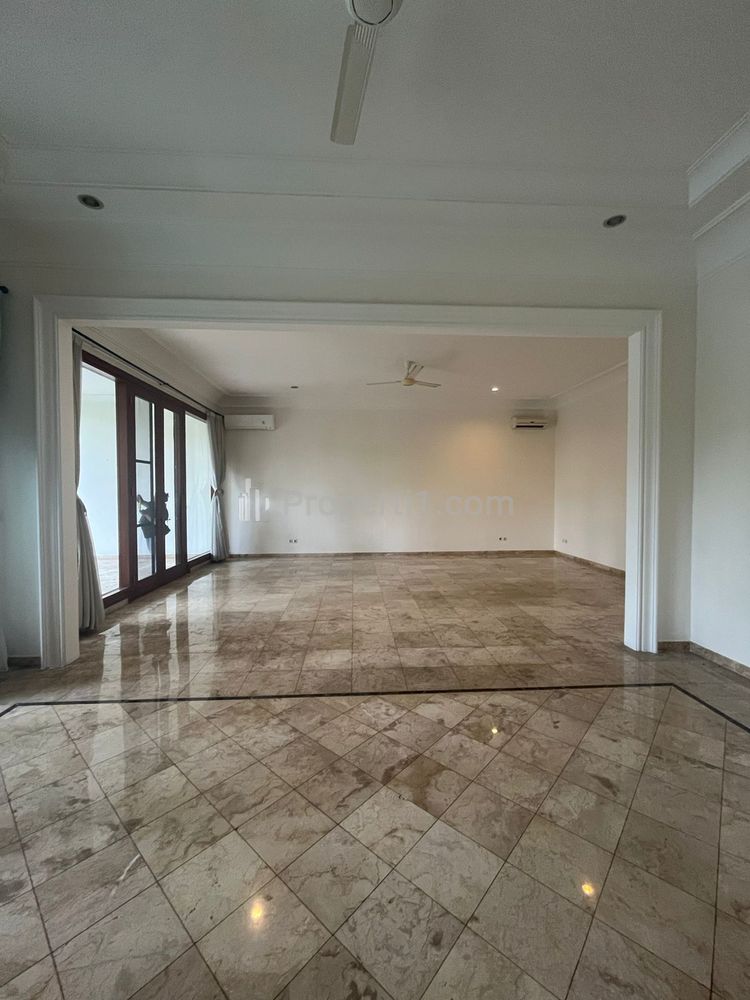 Sewa Rumah di Kemang Jakarta Selatan Ada Kolam Renang - 4 Kamar Tidur Semi Furnished