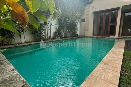 Sewa Rumah di Kemang Jakarta Selatan Ada Kolam Renang - 4 Kamar Tidur Semi Furnished