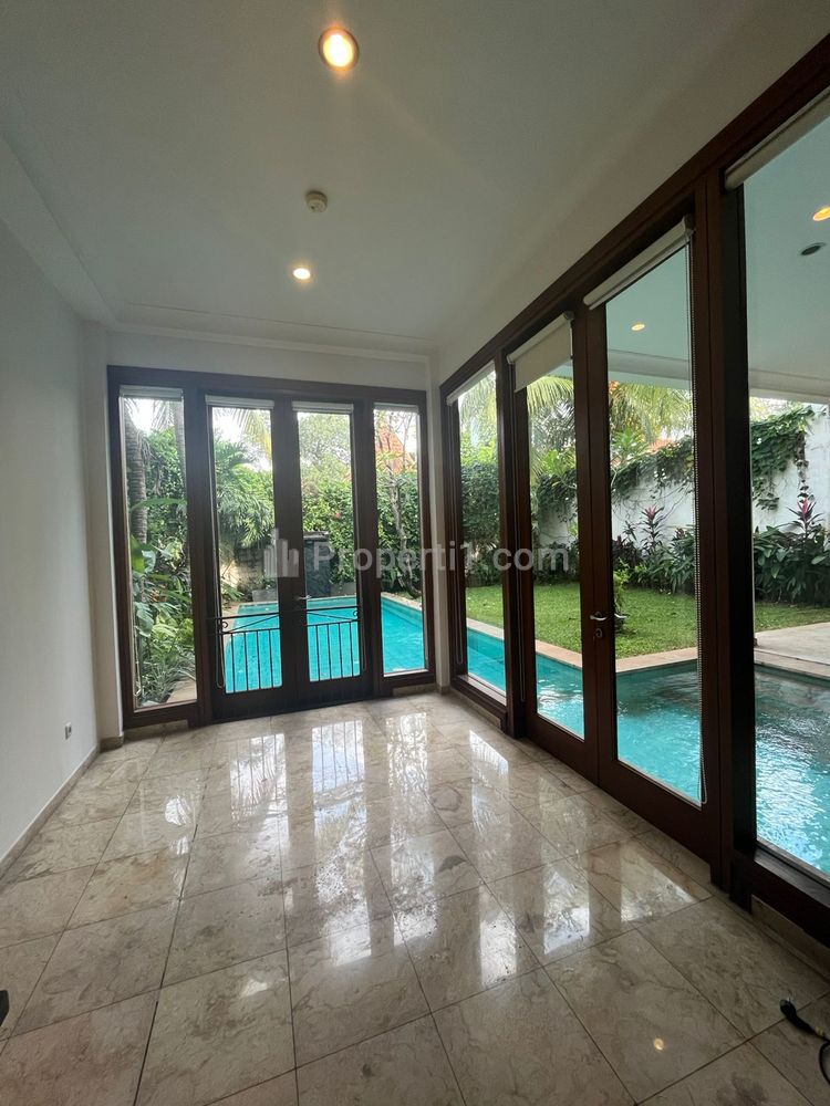 Sewa Rumah di Kemang Jakarta Selatan Ada Kolam Renang - 4 Kamar Tidur Semi Furnished