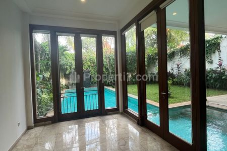 Sewa Rumah di Kemang Jakarta Selatan Ada Kolam Renang - 4 Kamar Tidur Semi Furnished