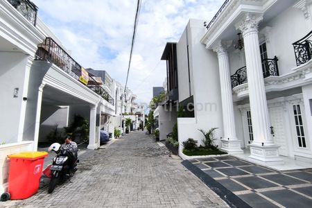 Jual Rumah Classic Mewah 3 Lantai Rooftop Dalam Townhouse di Jagakarsa Jakarta Selatan